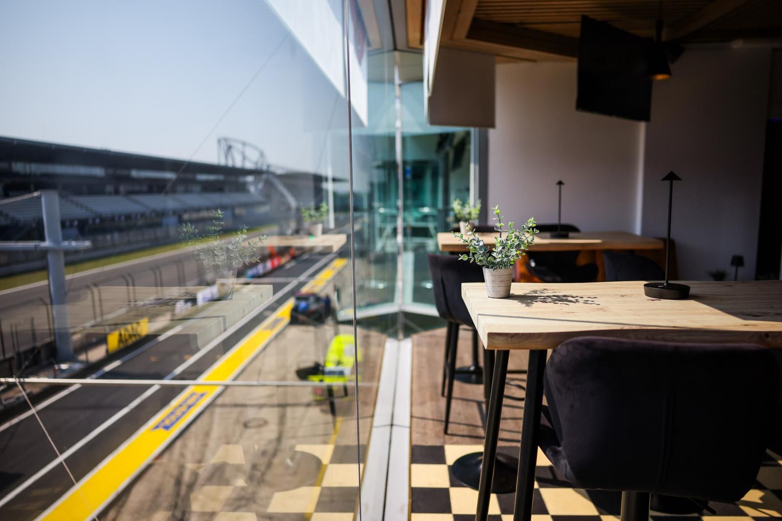 Blick von der Lounge 26 auf die Boxengasse